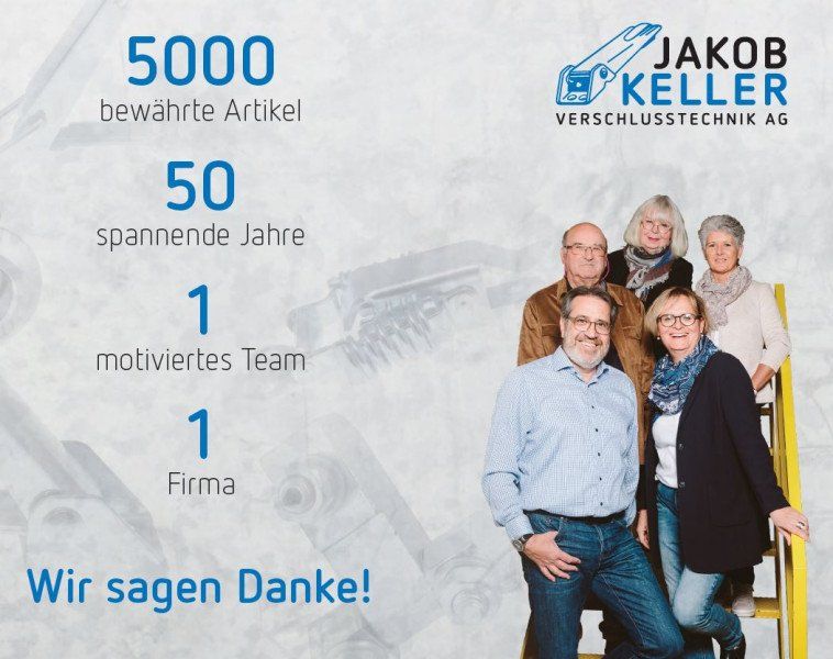 Eine Gruppe von Menschen posiert für ein Foto mit Jakob Keller im Hintergrund