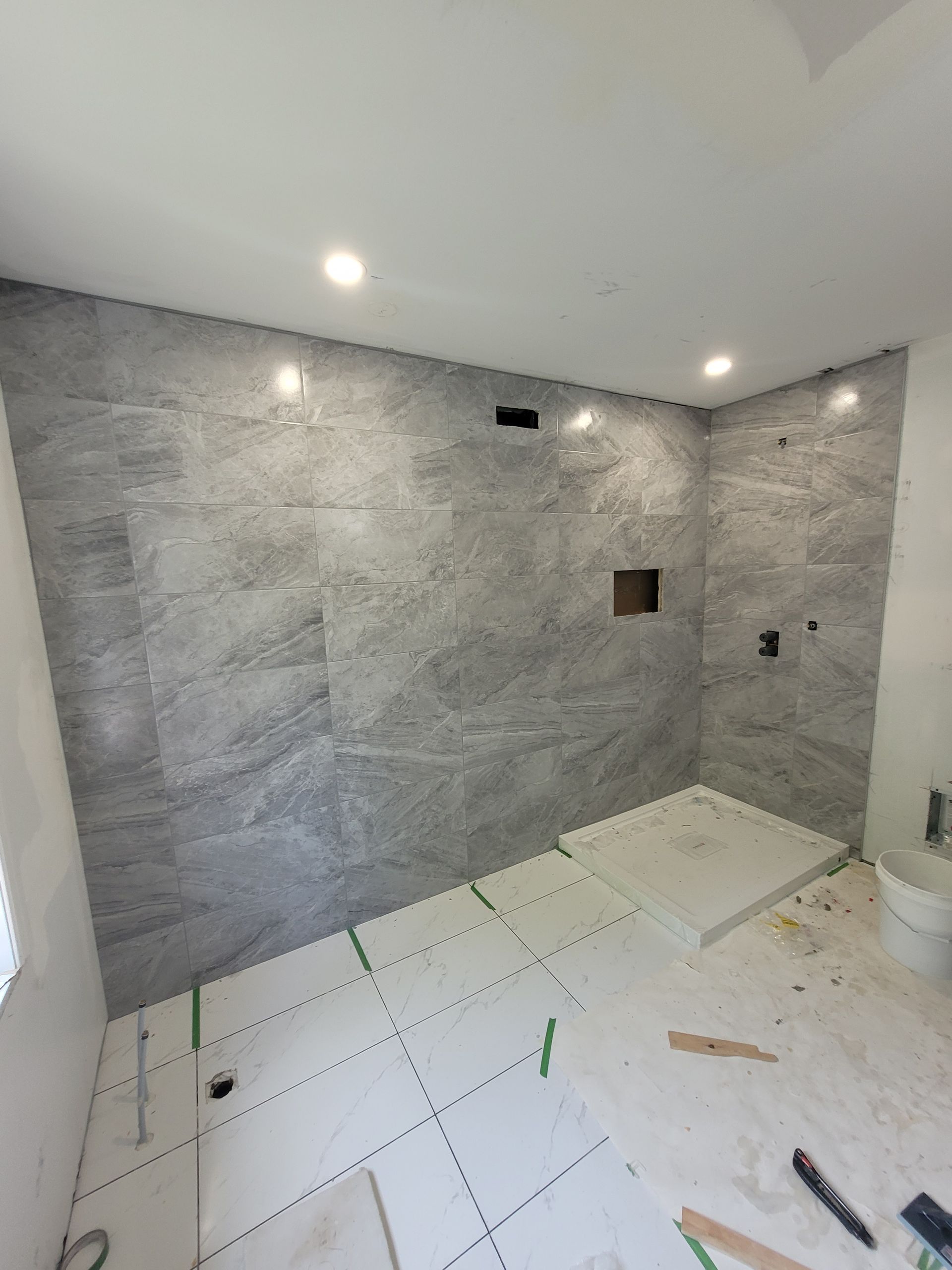 Une salle de bain avec une douche à l'italienne et un lavabo