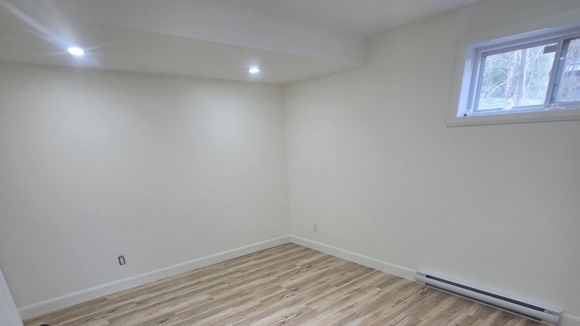 Un groupe d'ouvriers du bâtiment sont assis autour d'une table en bois et regardent un plan.