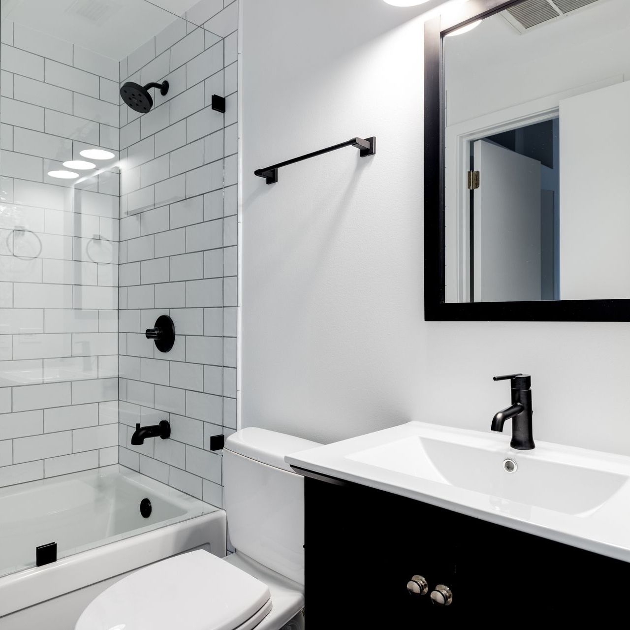 Une salle de bain avec des toilettes, un lavabo et un miroir
