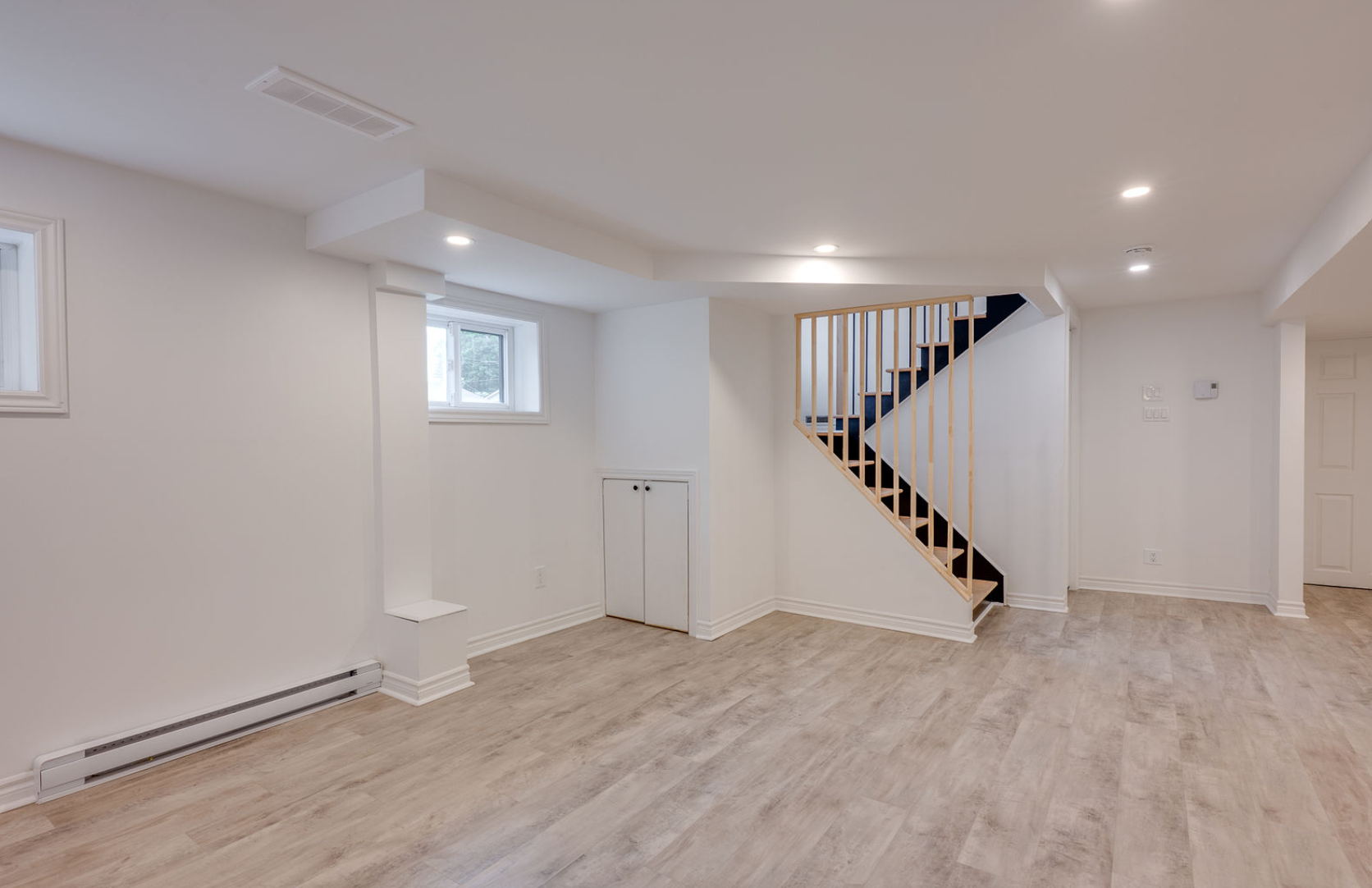 Une maison est en construction avec des poutres en bois et un ciel bleu en arrière-plan.