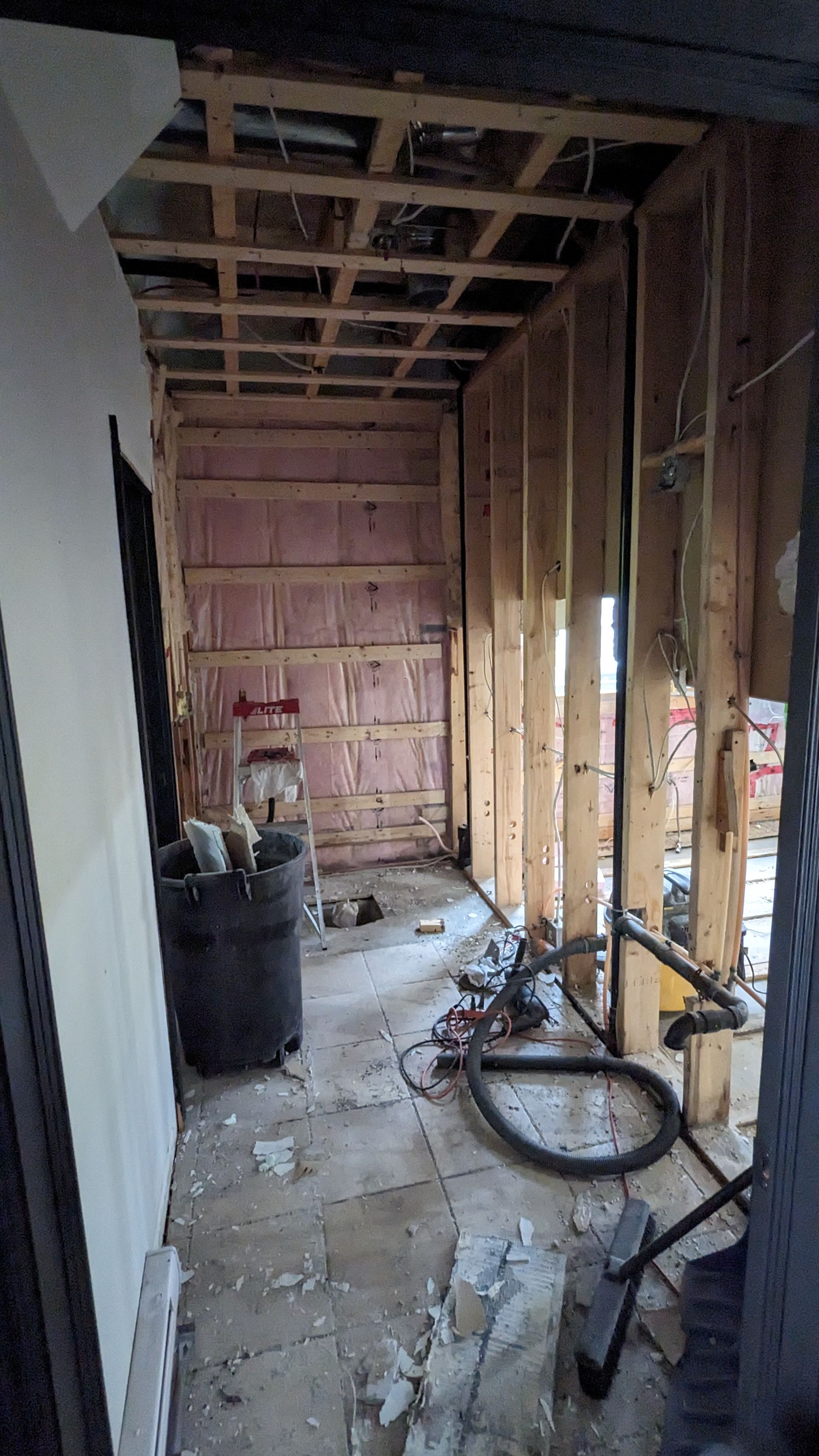 Un couloir dans un immeuble en construction avec un vélo sur le sol.