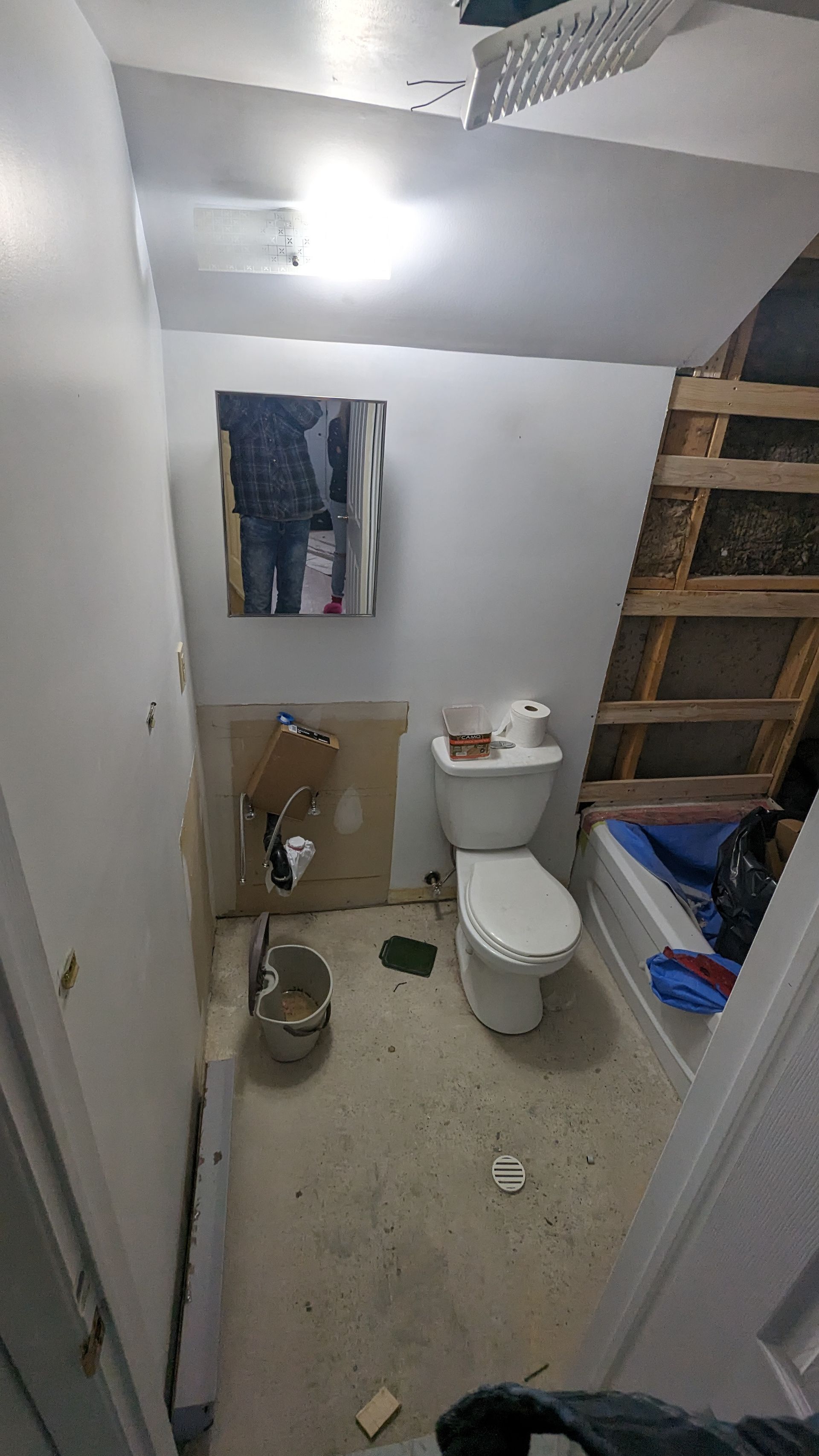 Une salle de bain avec WC, lavabo et baignoire.