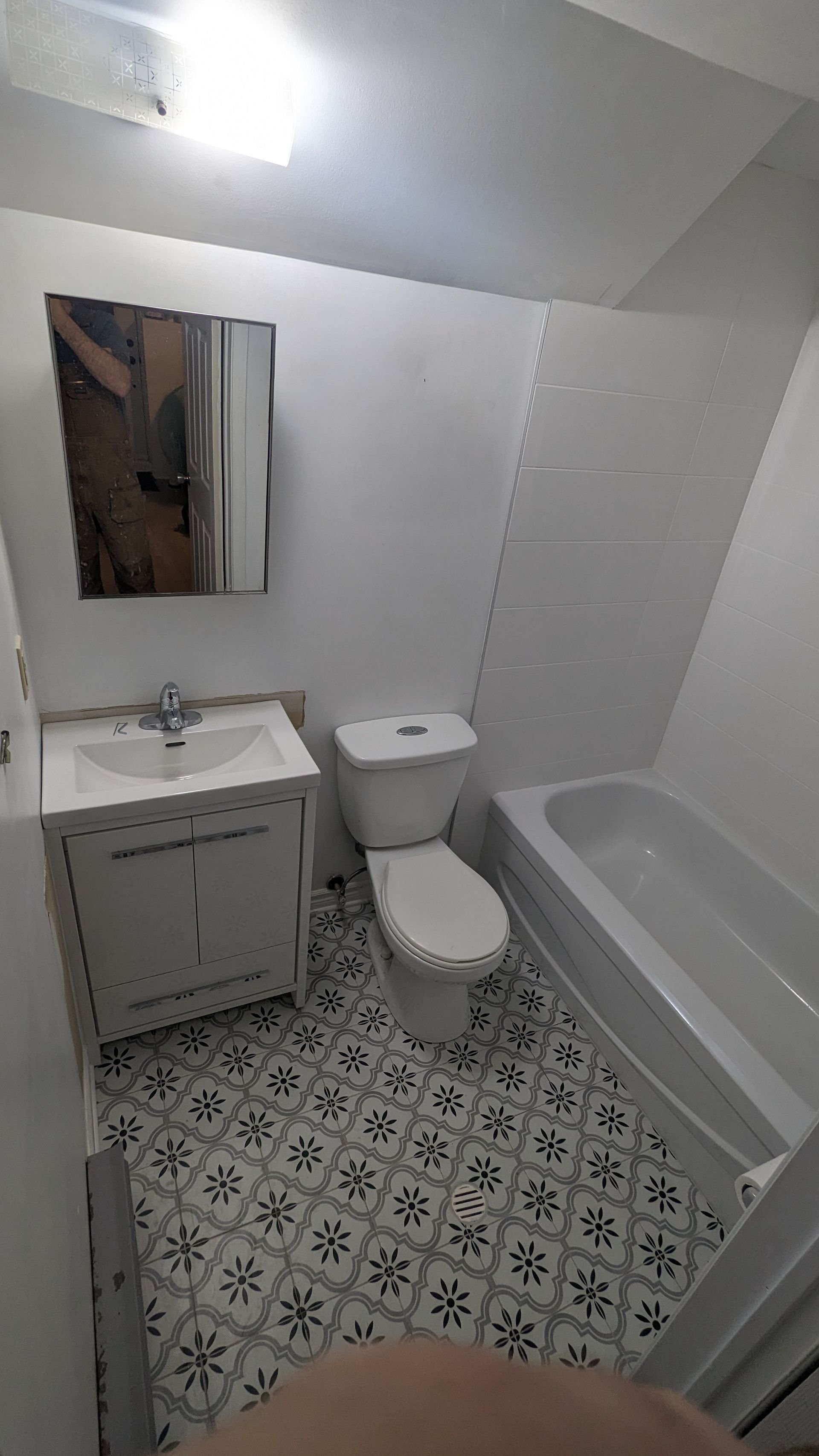 Une salle de bain avec WC, lavabo et baignoire.