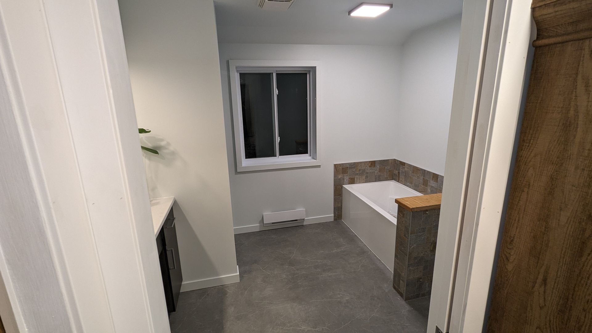 Une salle de bain avec baignoire et fenêtre.