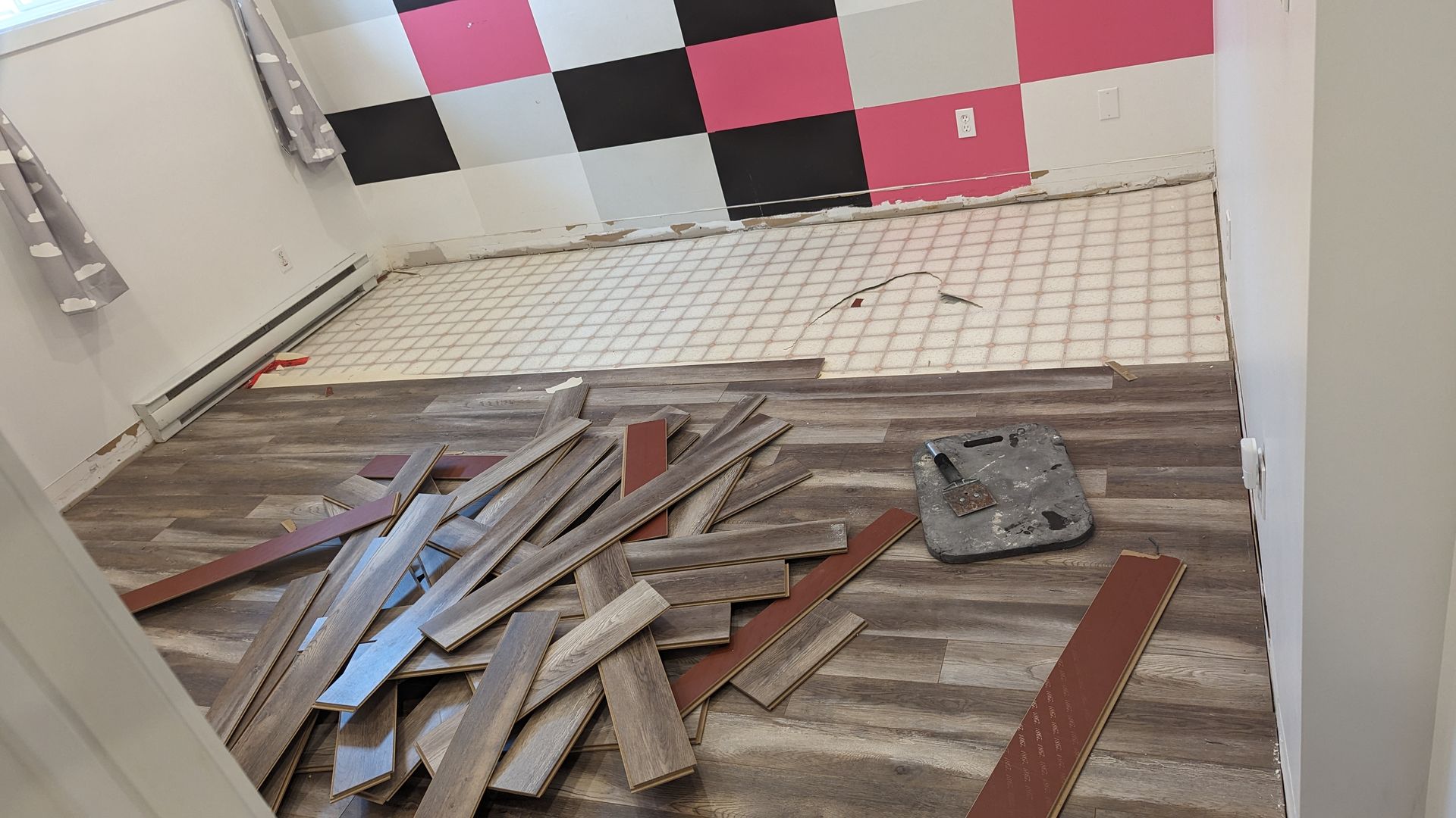 Une salle de bain avec beaucoup de bois posé sur le sol.