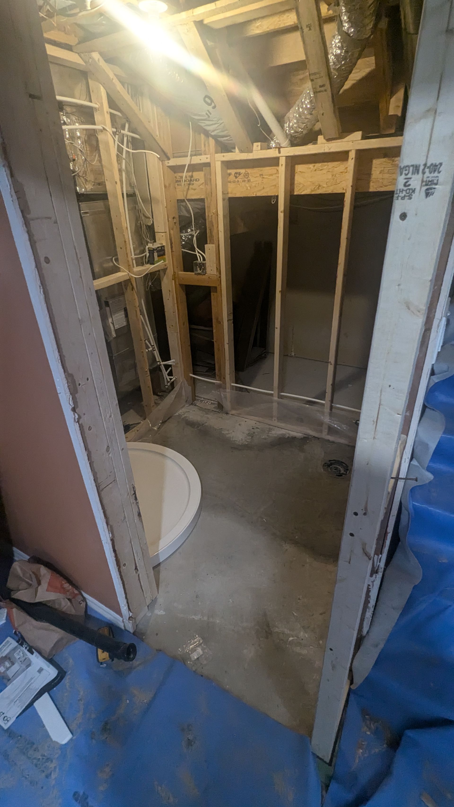 Une salle de bain en construction au sous-sol avec WC.