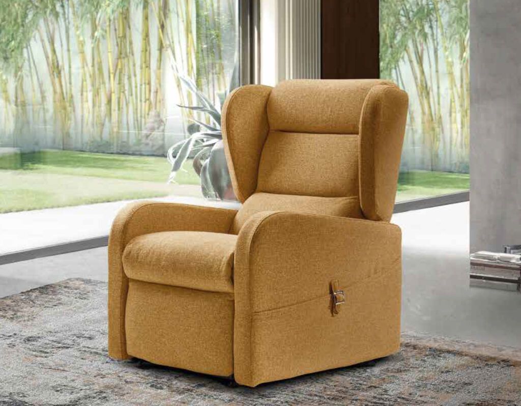 Poltrona reclinabile gialla davanti a una finestra, in un interno.