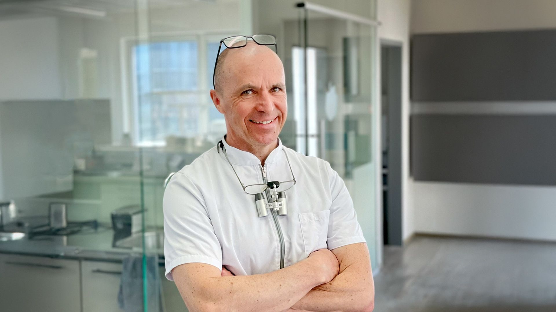 Ein großer Raum mit vielen Schreibtischen und Stühlen.