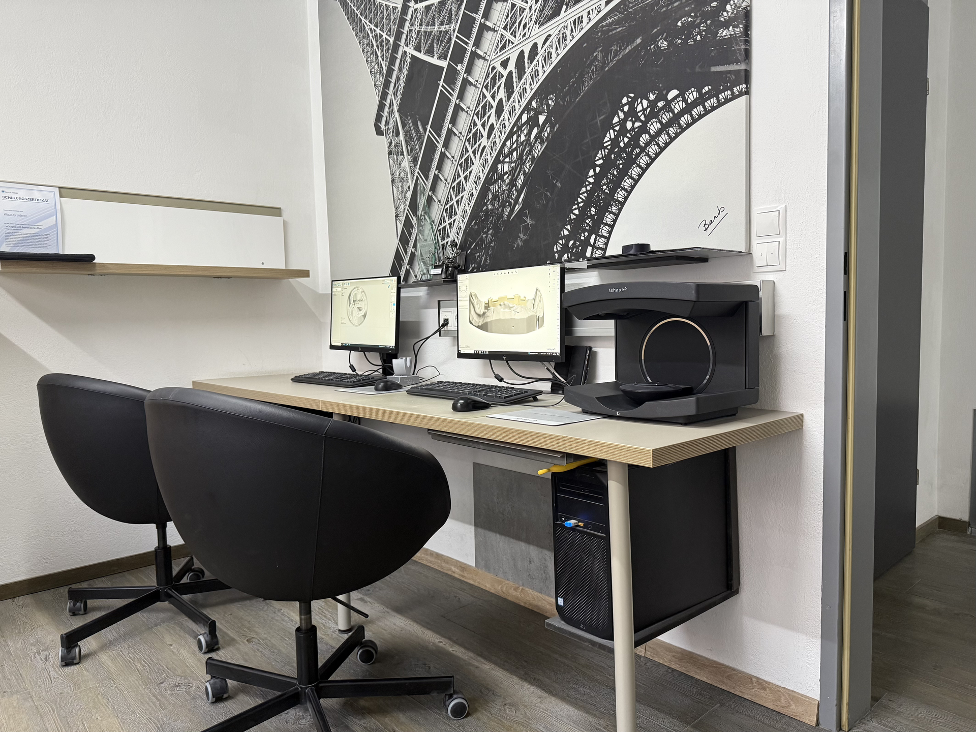 Ein Mann arbeitet in einem Labor an einer Maschine.