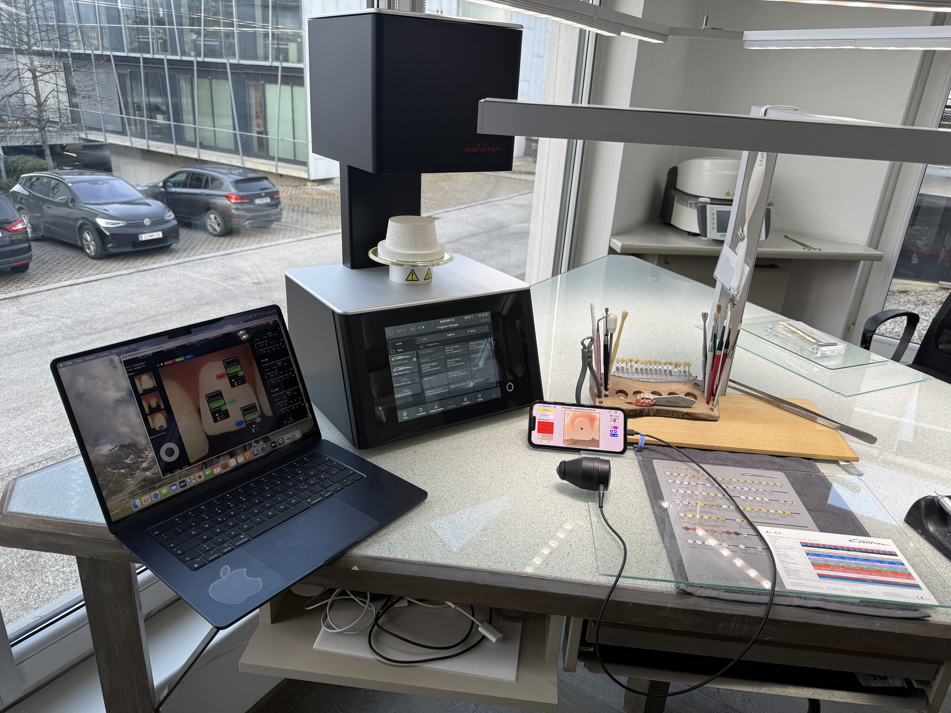 Eine Nahaufnahme einer Zahnprothese, die auf einem Papiertuch liegt.