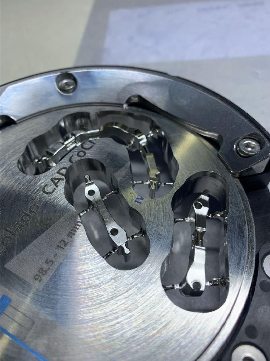 Ein großer Raum mit vielen Schreibtischen und Stühlen.