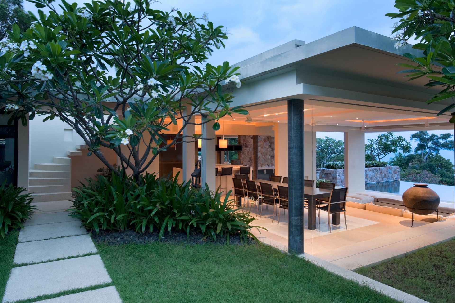Una casa con sala da pranzo e patio coperto