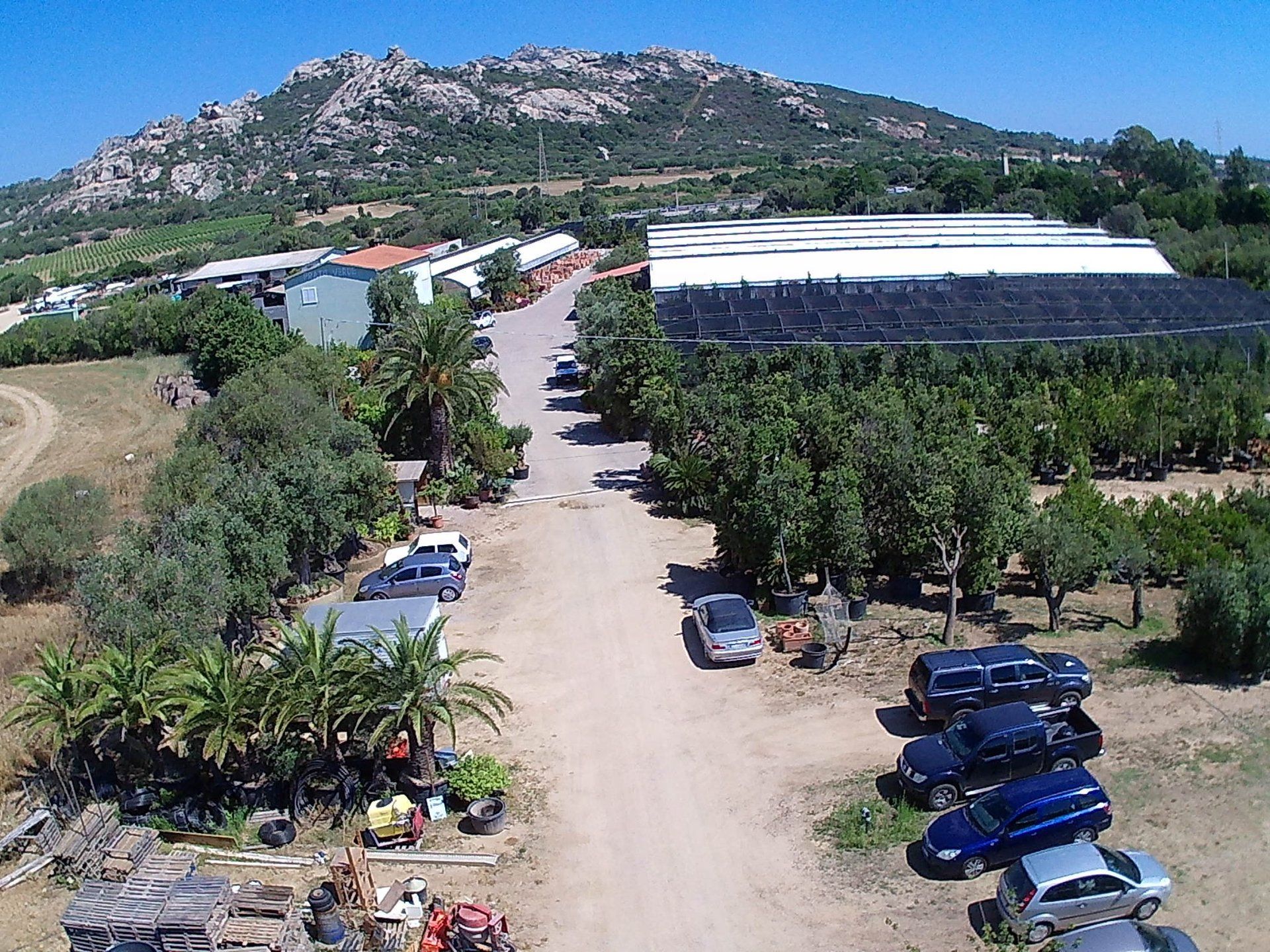 Una veduta aerea di un parcheggio con una montagna sullo sfondo