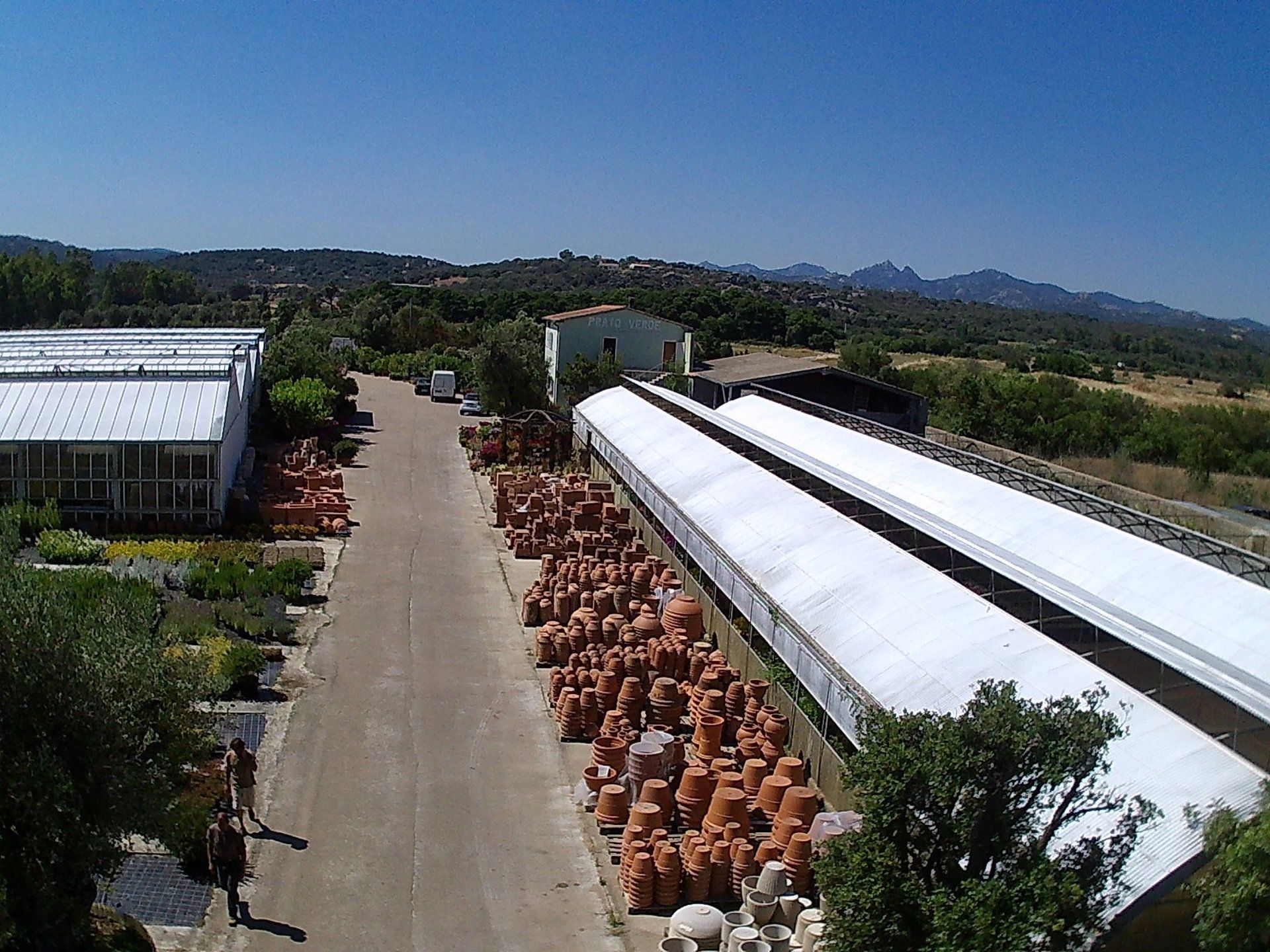 Una veduta aerea di un magazzino pieno di vasi