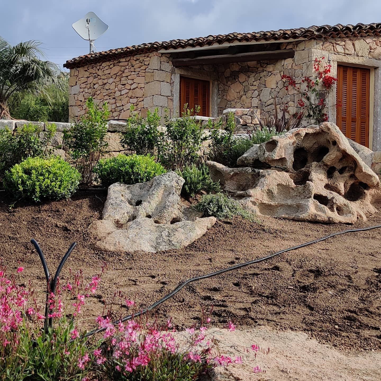 Un edificio in pietra con sopra un'antenna parabolica
