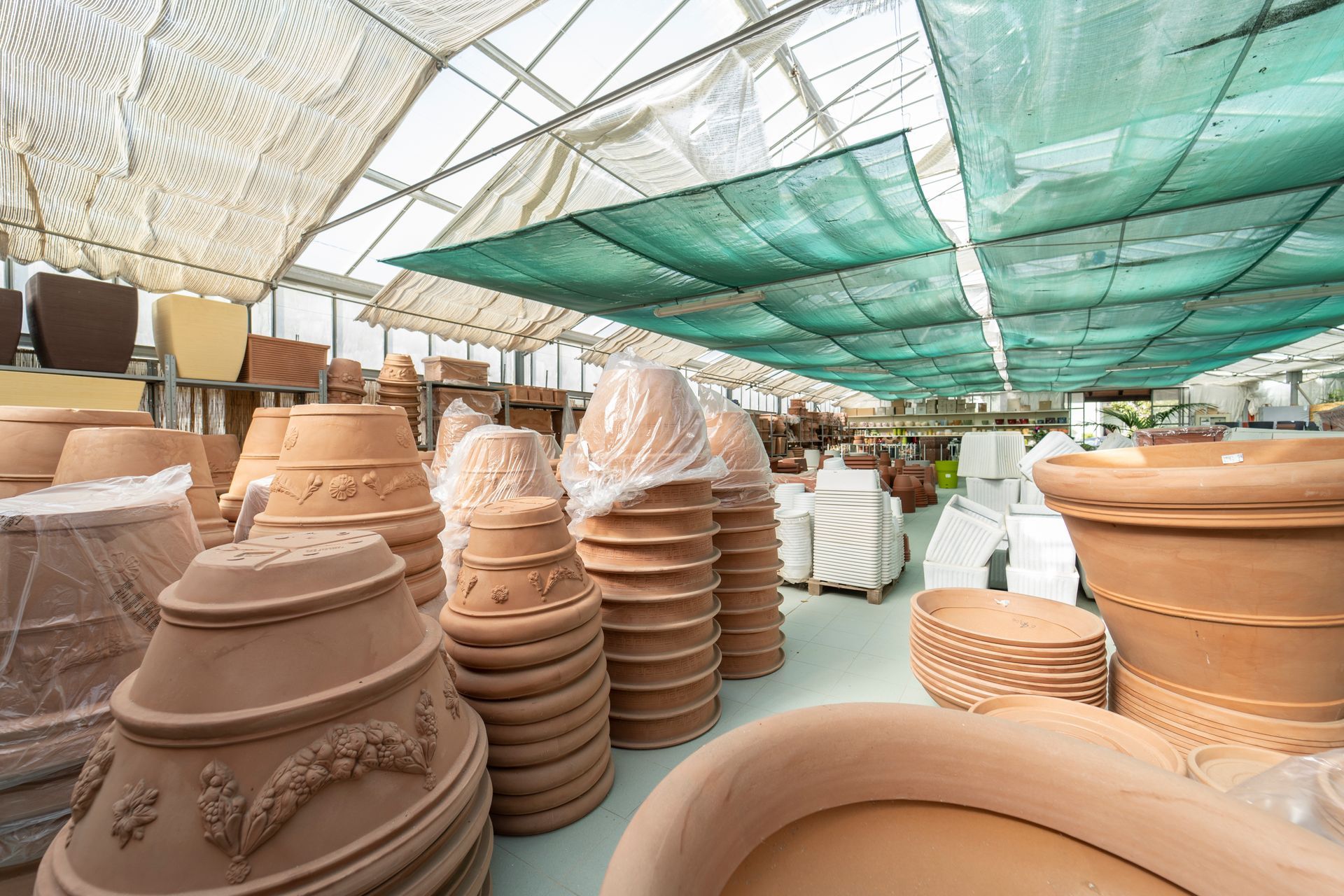 Una serra piena di vasi e contenitori.