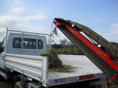 Un camion bianco con la parola locomotiva sulla fiancata
