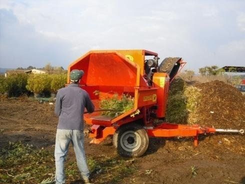 Un uomo in piedi davanti a una macchina su cui c'è scritto