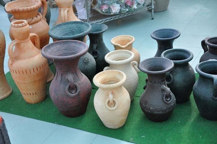 Un mazzo di vasi è appoggiato su un tappeto verde