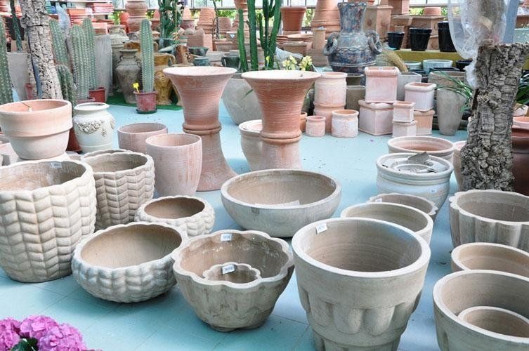 Su un tavolo c'è un mucchio di vasi di terracotta