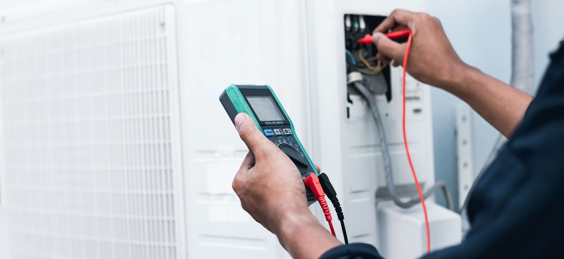 Air conditioner technicians use a multimeter to check electricity.