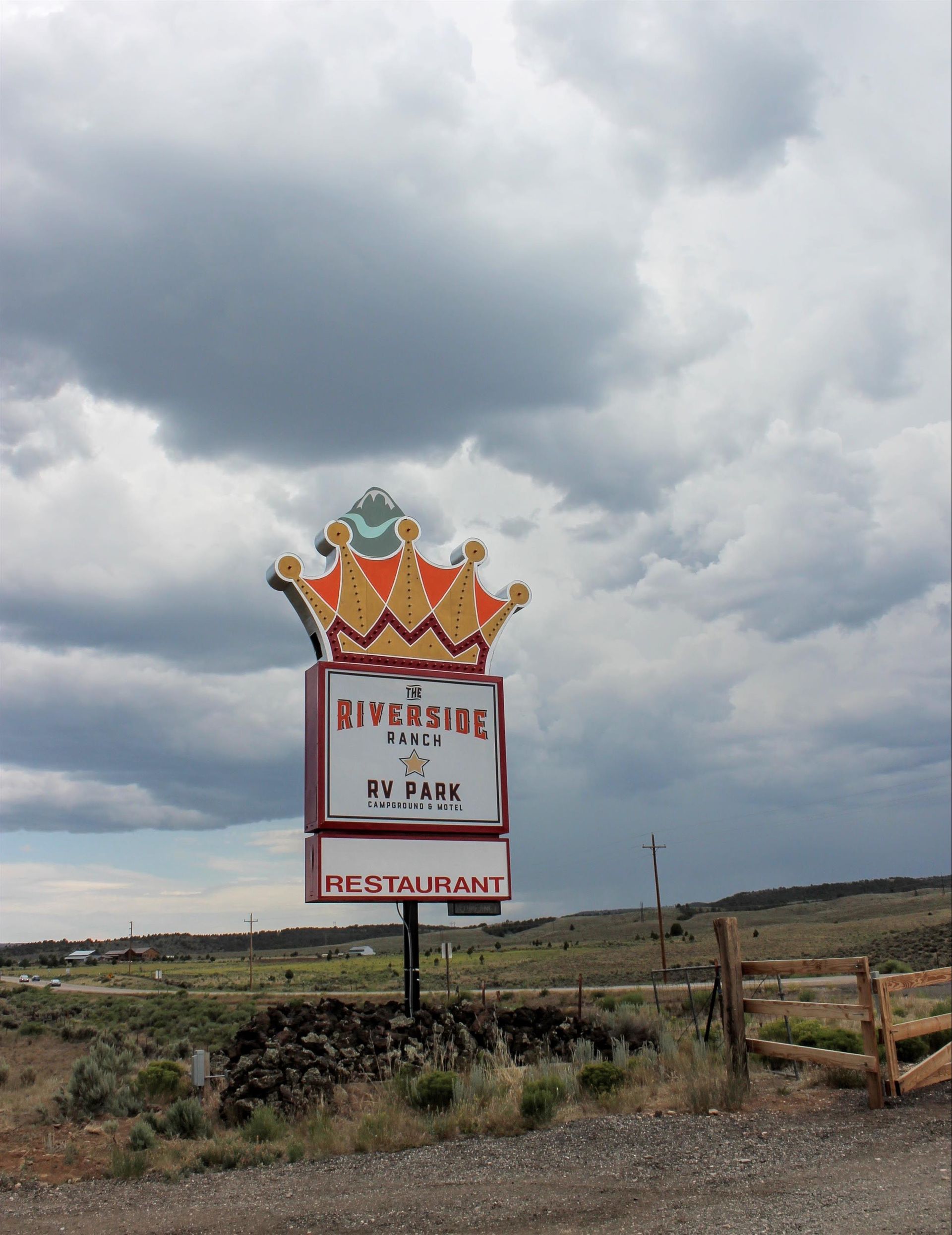 A sign that says riverside restaurant on it