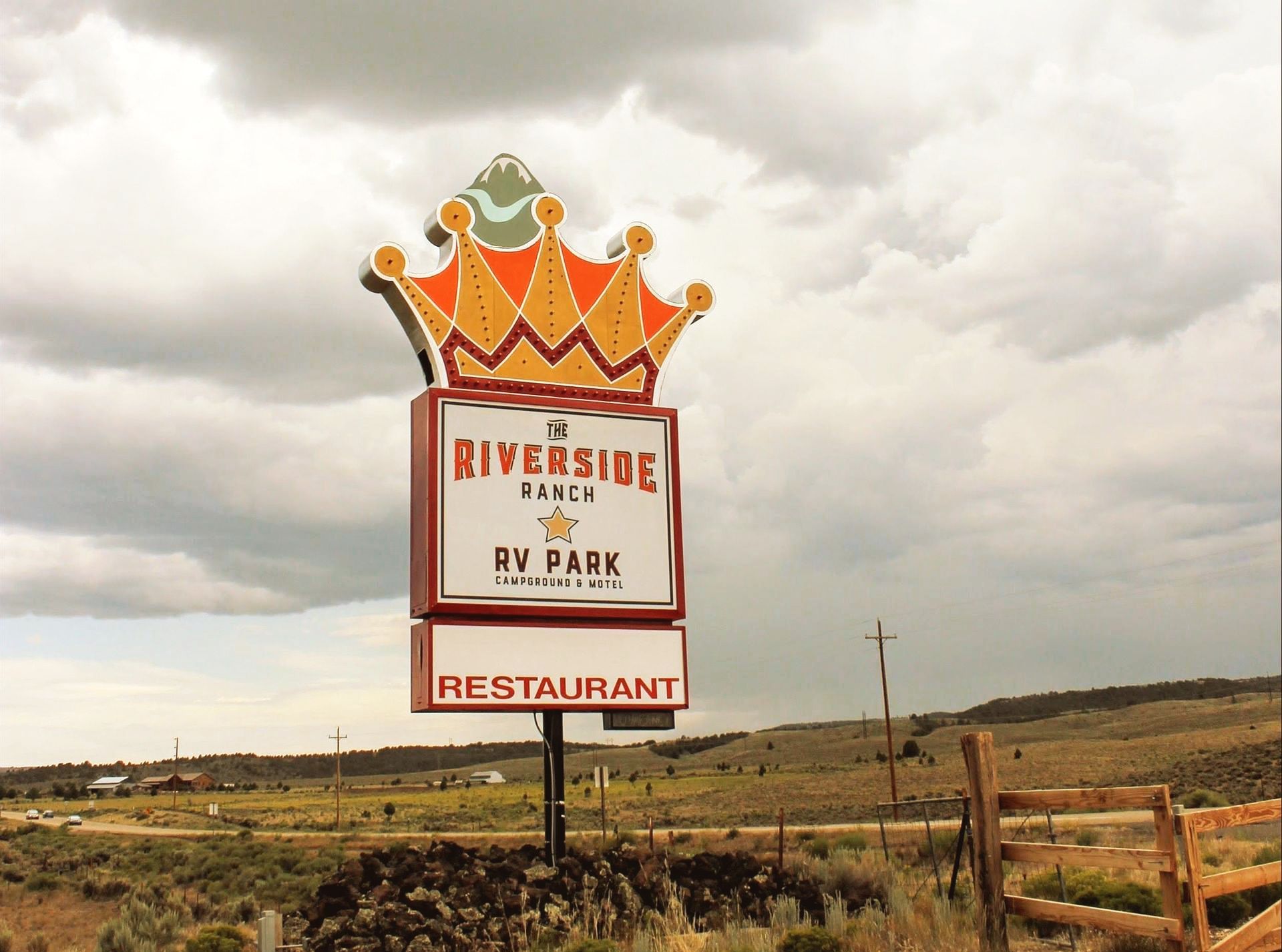 A sign for riverside ranch rv park restaurant