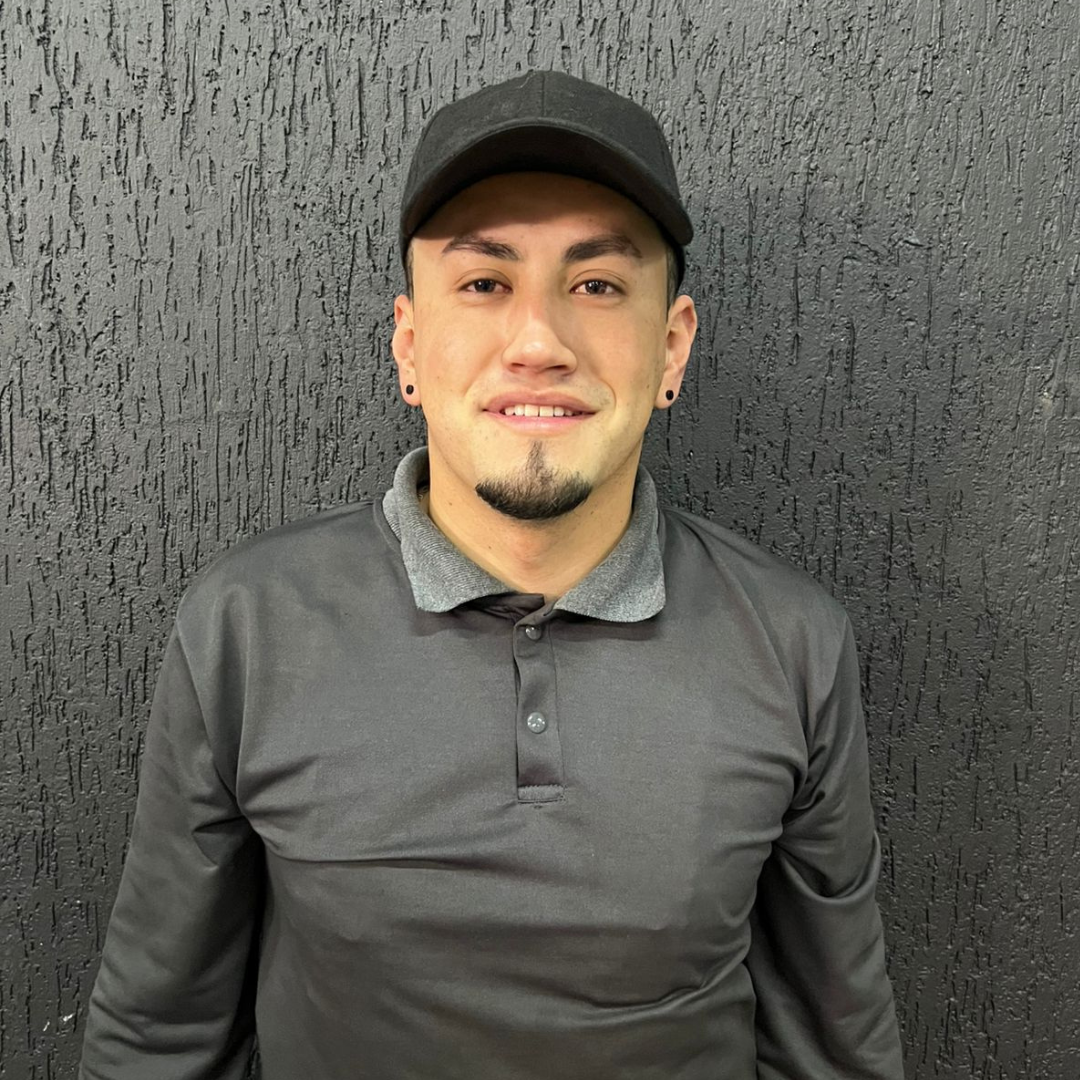 A man wearing glasses and a shirt that says autocambio