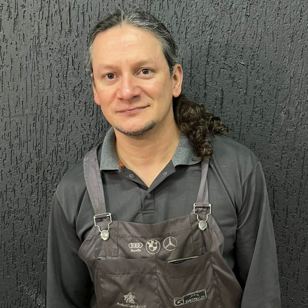 A man wearing glasses and a shirt that says autocamion