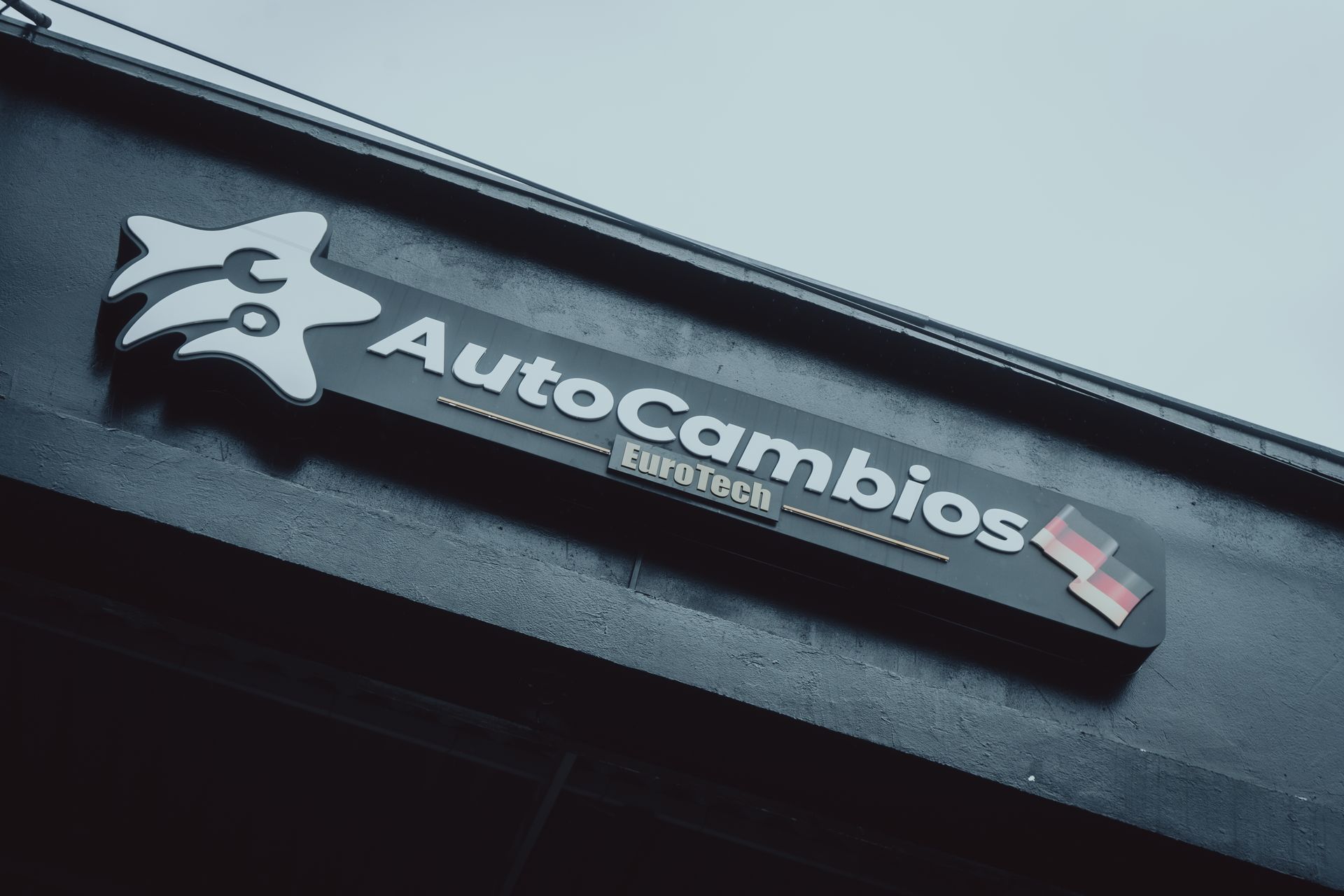 A sign on the side of a building that says autocambios