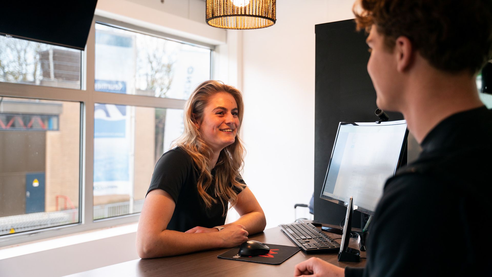 Een groep vrouwen doet squats in een sportschool.