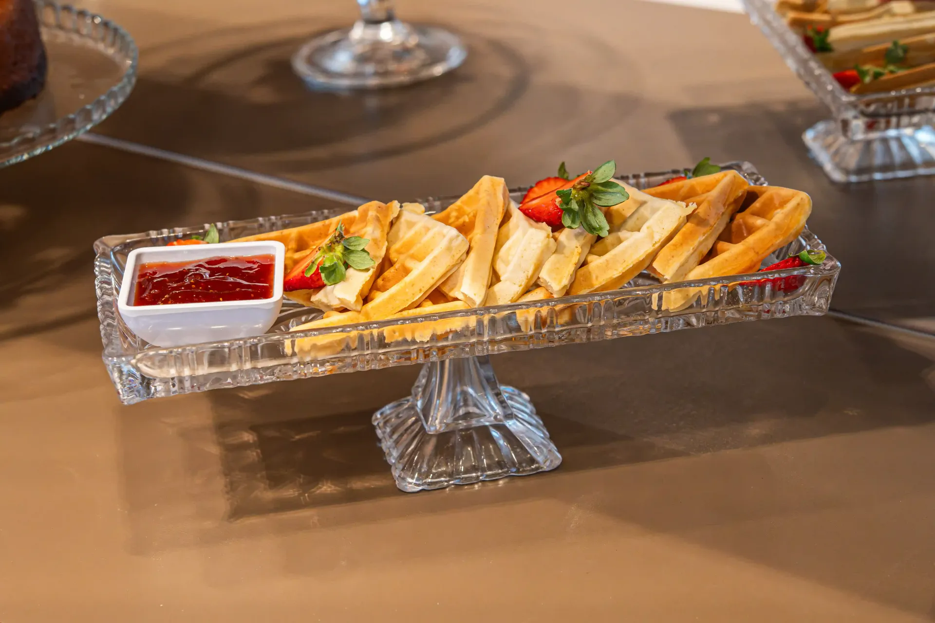 Há muitas lanternas penduradas nas árvores do jardim. pousada ocacocar