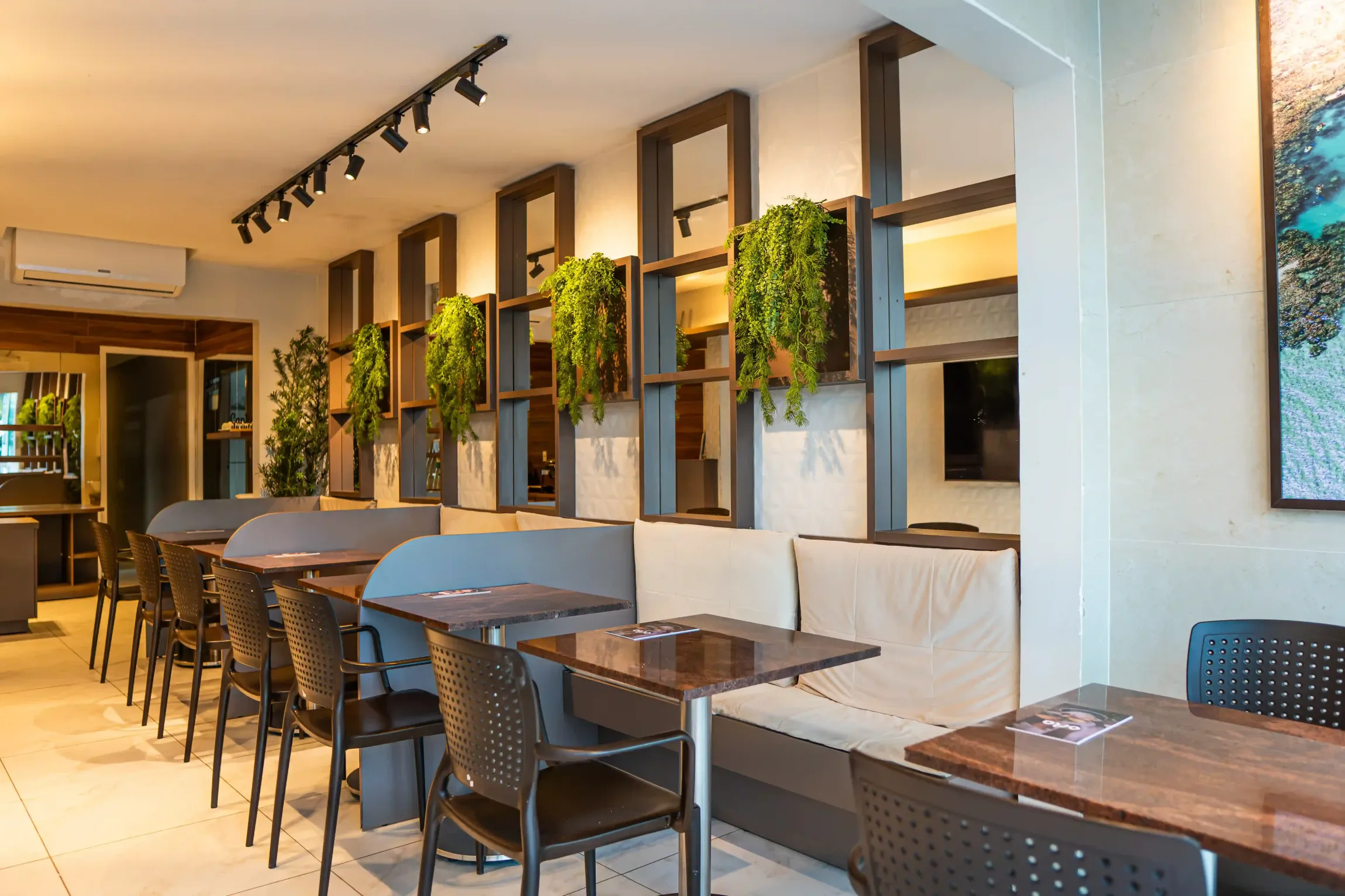 Uma casa com uma pérgola e palmeiras no quintal à noite. Pousada-Ocacocar