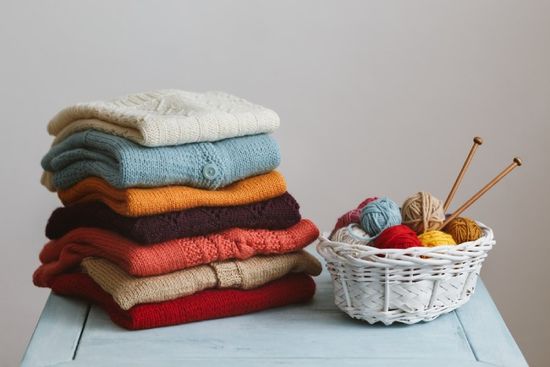 maglioni di lana colorati e gomitoli