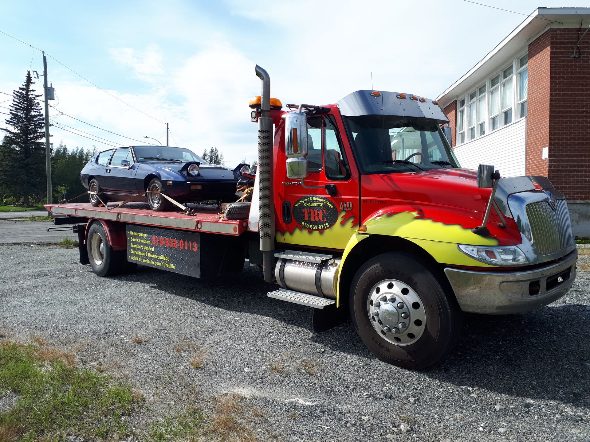 Grille d'aération de plancher en bois avec fentes horizontales, encastrée dans un plancher à grain de bois.