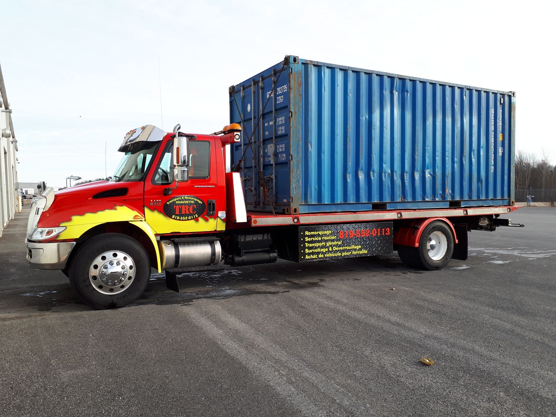 Grille d'aération de plancher en bois avec fentes horizontales, encastrée dans un plancher à grain de bois.