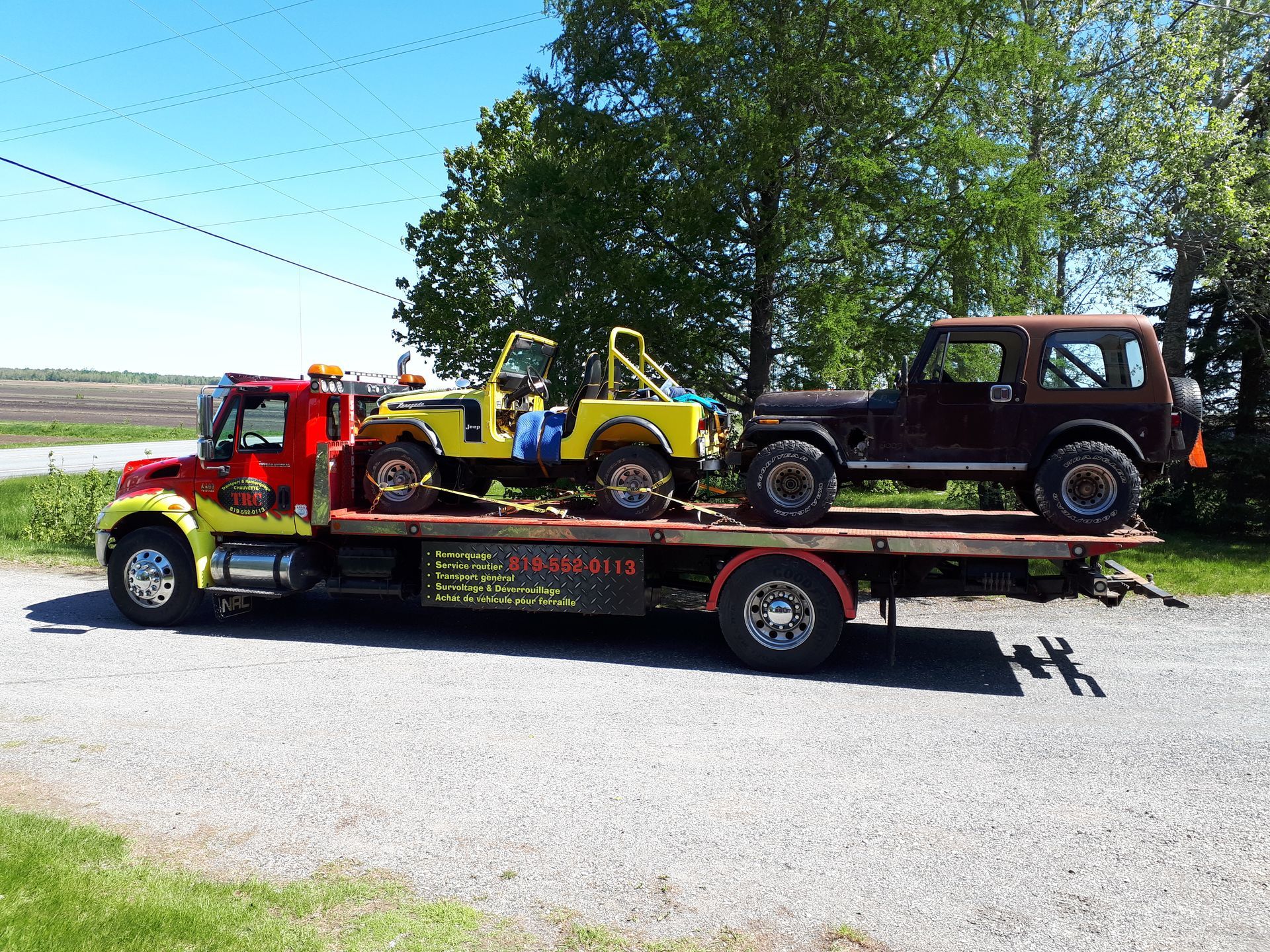 Grille d'aération de plancher en bois avec fentes horizontales, encastrée dans un plancher à grain de bois.