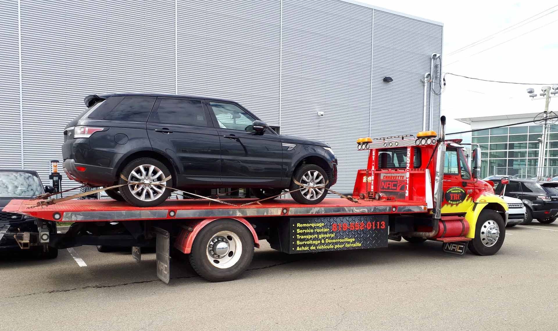 Parquet clair récemment installé dans une pièce avec une fenêtre, des murs non finis et un pied de biche rouge.