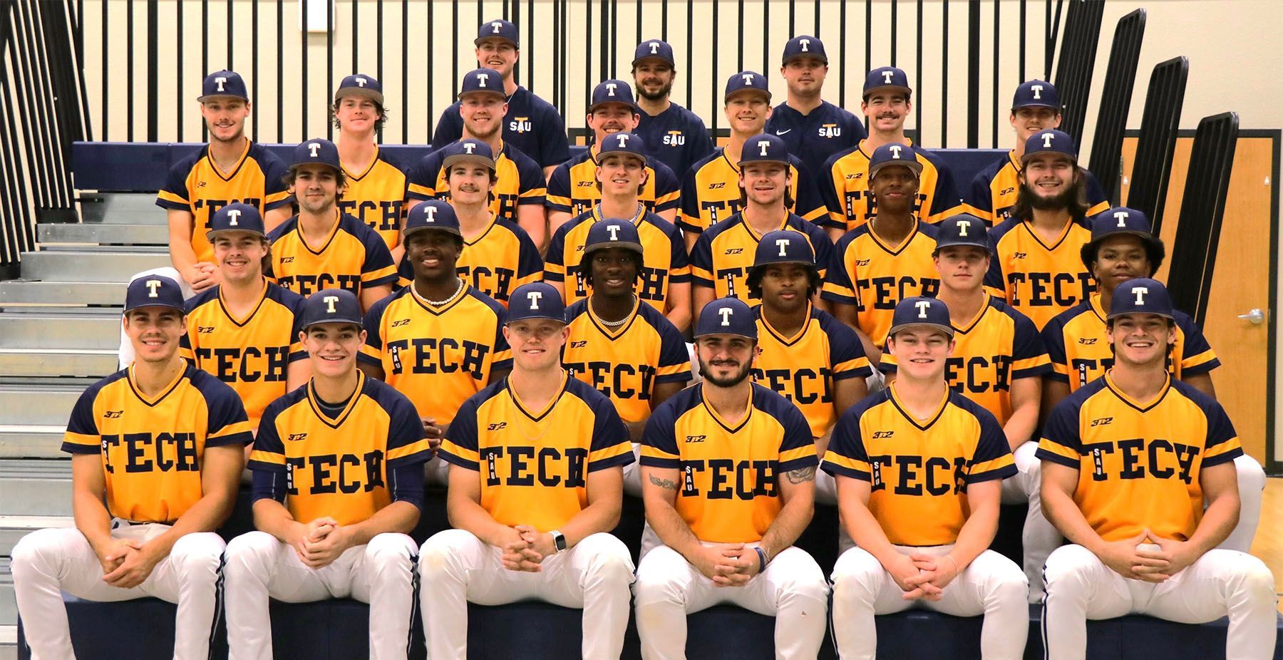 A group of baseball players are posing for a team photo.