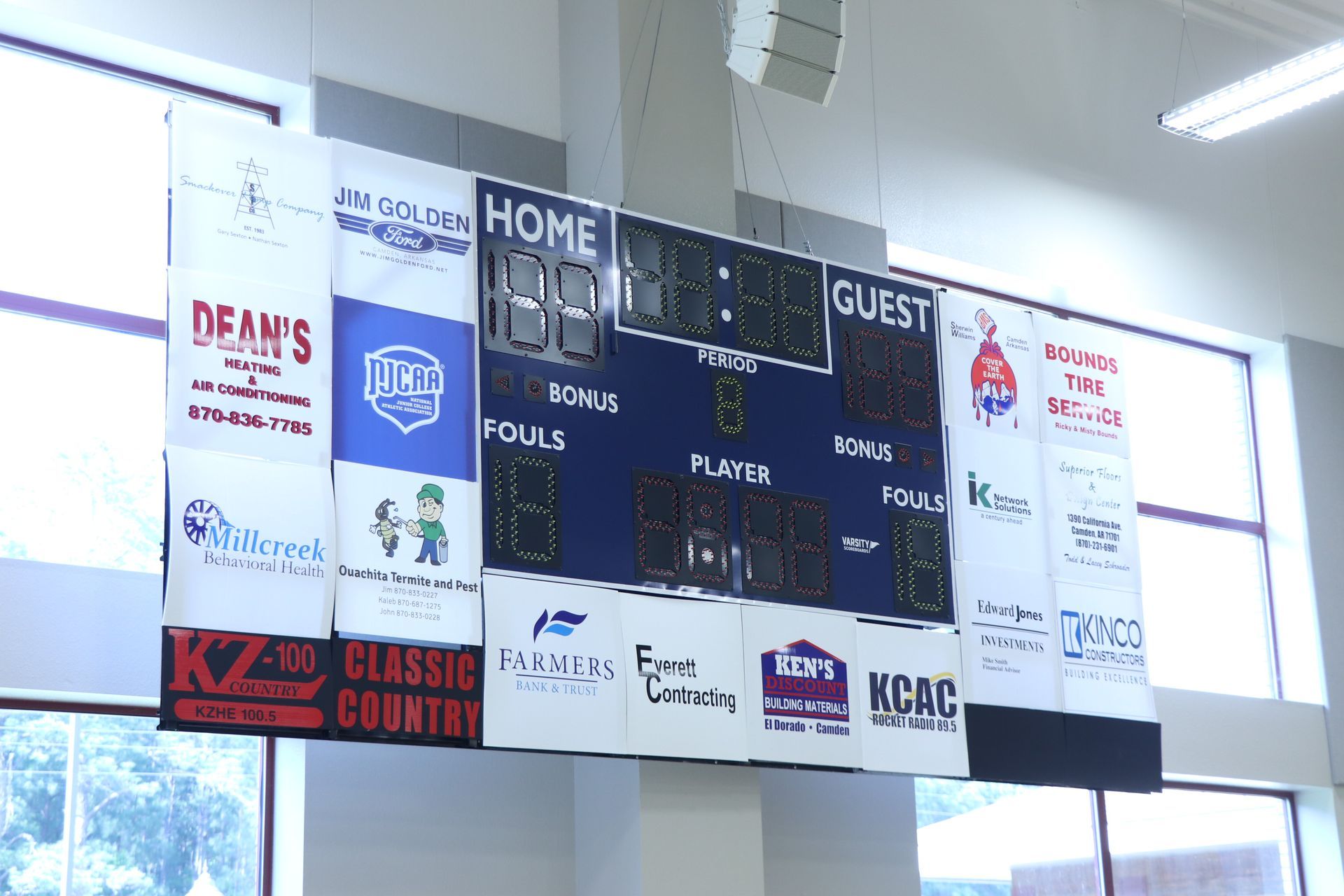 A scoreboard that says home guest on it