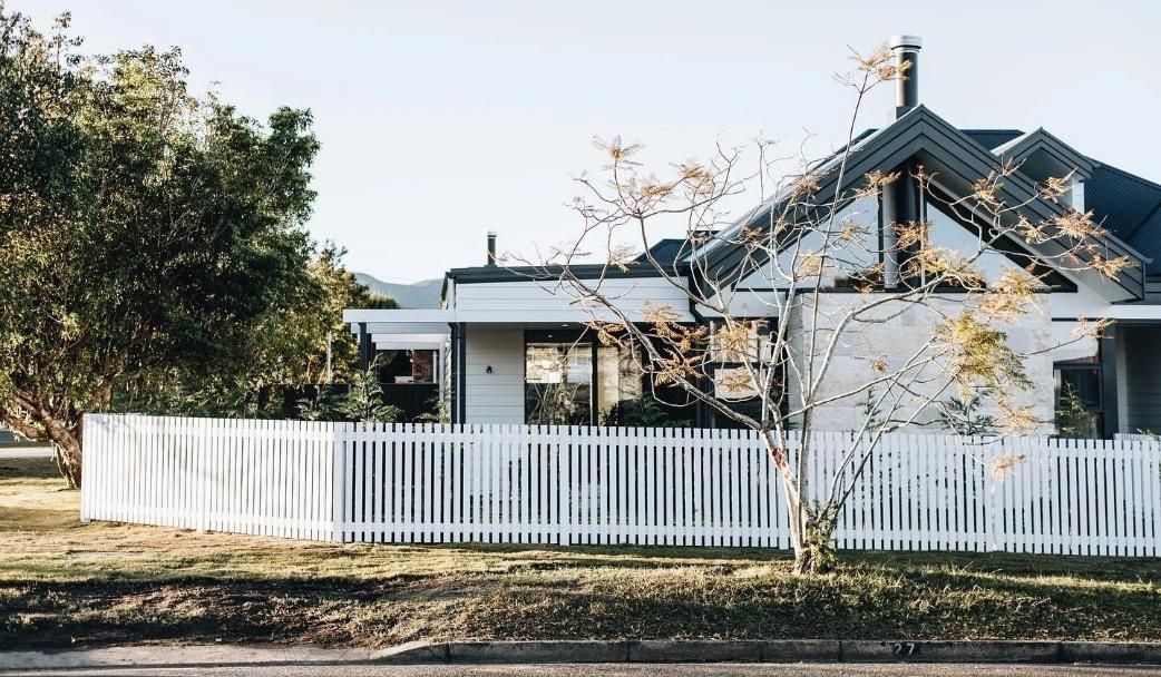White House With Picket Fence in Front; Trees and Green Grass Are Visible — Stark Building & Constructions In Berry, NSW