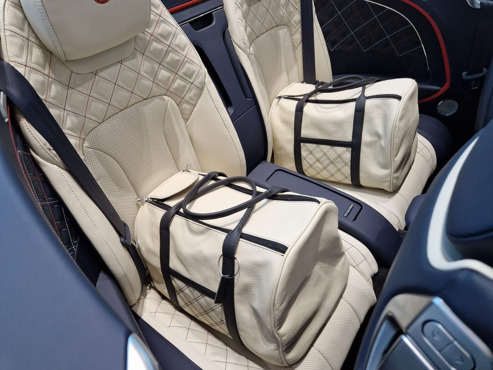 Twee tassen liggen op de achterbank van een auto