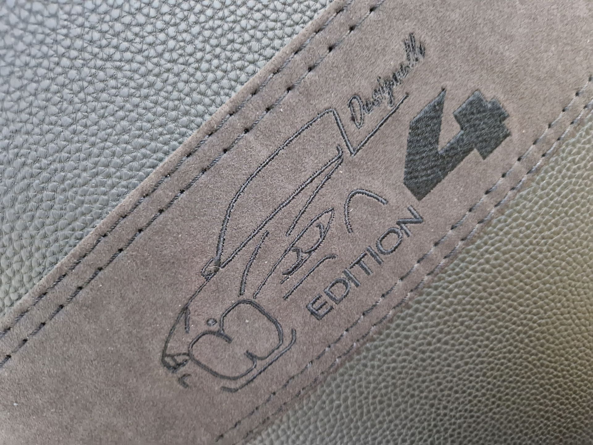 Een close-up van een stuk leer met het woord editie erop