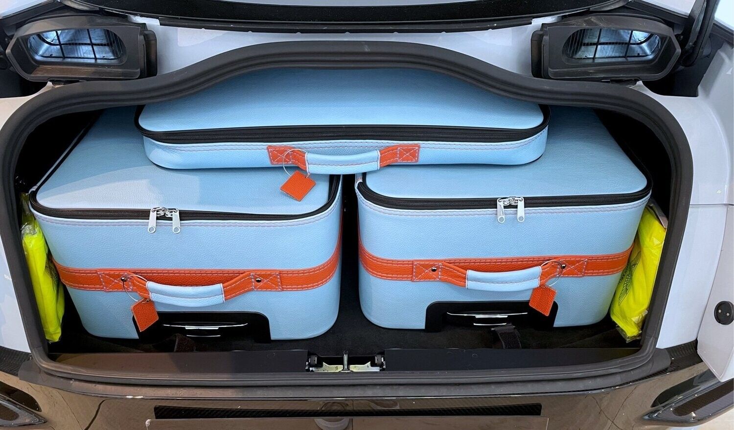 De kofferbak van een auto is gevuld met bagage