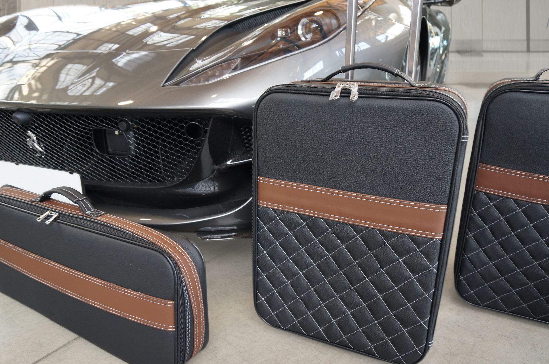 Drie koffers staan ​​voor een auto