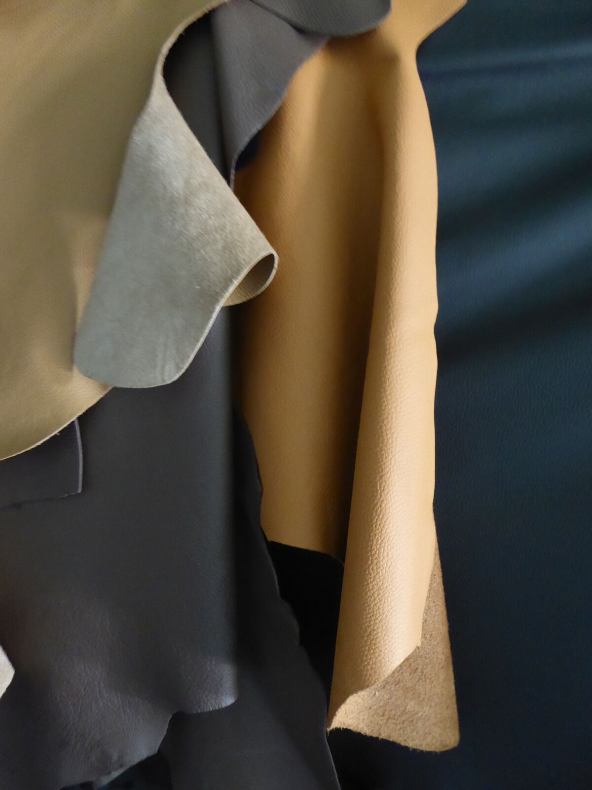 Een stapel stoffen in verschillende kleuren is op elkaar gestapeld