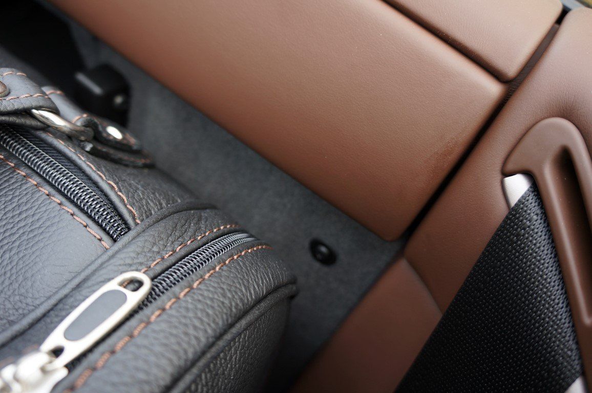 Een close-up van een leren tas met een rits