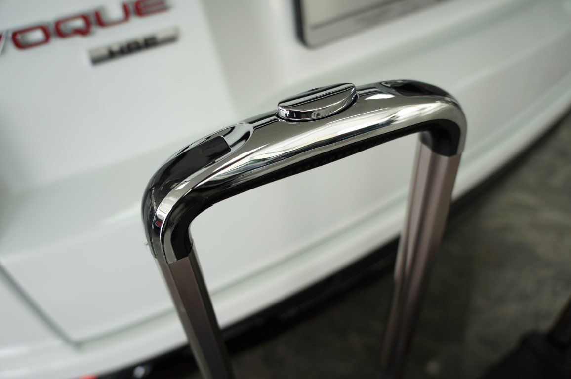 Een witte auto met het woord coque op de achterkant