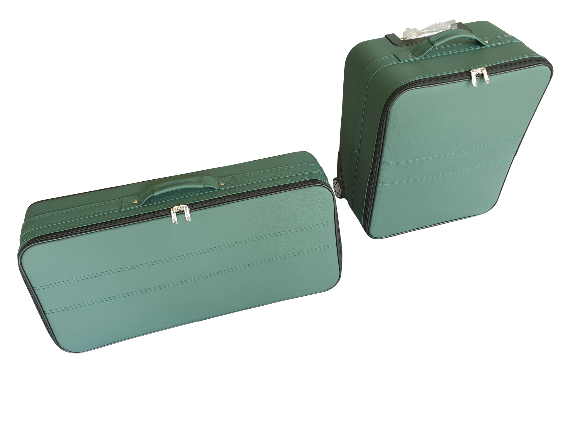 Twee groene koffers staan ​​naast elkaar op een witte achtergrond.
